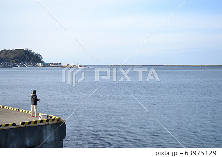 輪島市マリンタウン　釣りをする男性 63975129