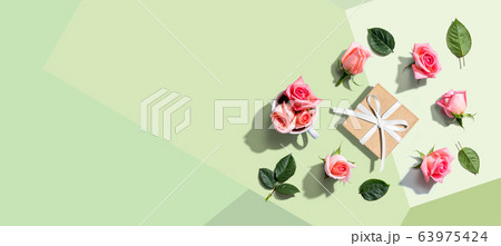 Gift box with pink roses overhead view 63975424