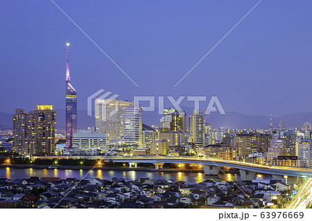 美しい福岡の夜景 桜色にライトアップされた福岡タワー 63976669
