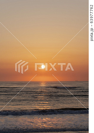 海の日の出 63977762
