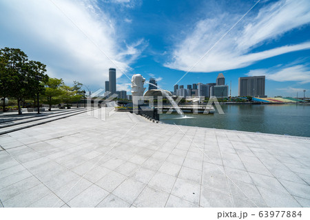 新型コロナウイルスの流行により観光客のいなくなったシンガポール・マーライオンパーク 63977884