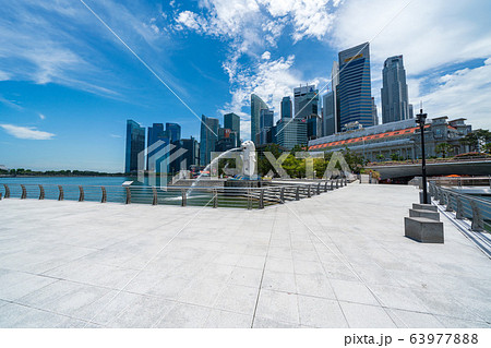 新型コロナウイルスの流行により観光客のいなくなったシンガポール・マーライオンパーク 63977888