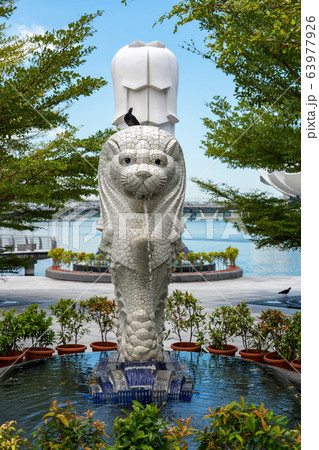 シンガポール 大マーライオンと小マーライオン 縦構図の写真素材