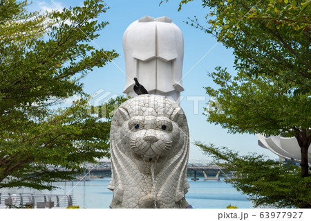 シンガポール 大マーライオンと小マーライオン 縦構図の写真素材