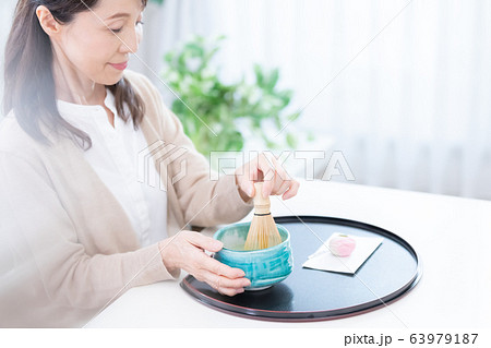 ミドル女性 和菓子 ミドル女性 和菓子 63979187