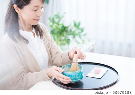 ミドル女性　和菓子 63979188