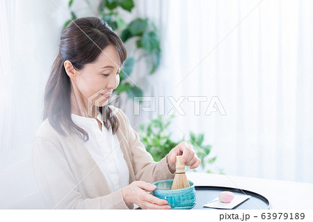 ミドル女性 和菓子 ミドル女性 和菓子 63979189