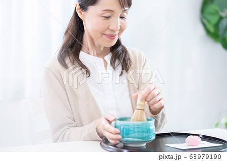 ミドル女性　和菓子 63979190