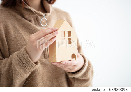 女性が家の模型を持っている 63980093
