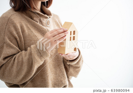 女性が家の模型を持っている 63980094