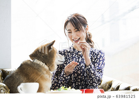 ドックカフェ 女性 犬 ドックカフェ 女性 犬 63981525