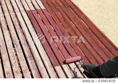 天然木材 アカシア材 のウッドデッキの塗装 塗り替える作業 ペンキ塗り作業の写真素材