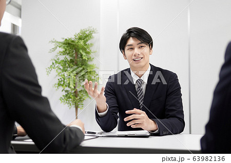 対面で説明する日本人男性ビジネスマン 63982136
