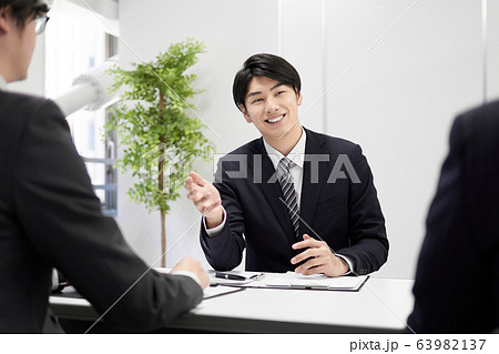 対面で説明する日本人男性ビジネスマン 63982137