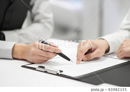 契約書の内容をチェックする日本人男性ビジネスマン 63982155