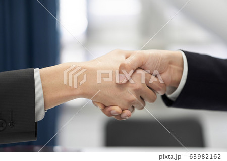 成約の握手をする日本人男性ビジネスマン 63982162