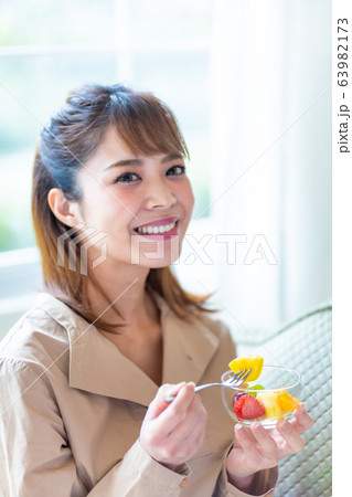 おやつタイム 女性 おやつタイム 女性 63982173