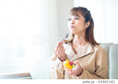 おやつタイム 女性 おやつタイム 女性 63982181