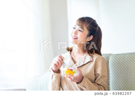おやつタイム 女性 おやつタイム 女性 63982207