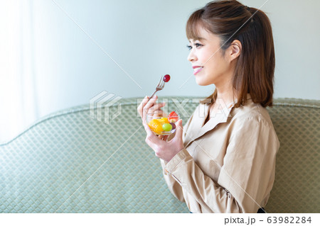 おやつタイム 女性 おやつタイム 女性 63982284