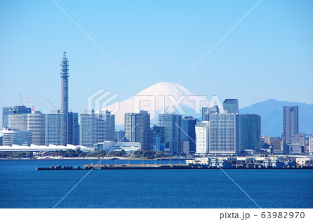 横浜みなとみらいのタワーマンション越しの富士山 63982970