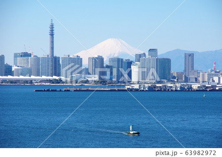 みなとみらいのタワーマンション越しの富士山（横浜市） 63982972