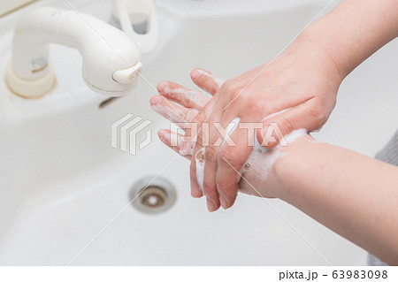 手を洗う女性 手を洗う女性 63983098