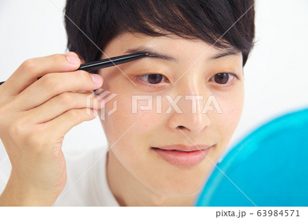 メンズビューティー　メンズエステ　眉　眉毛　眉メイク　美容　男性 63984571