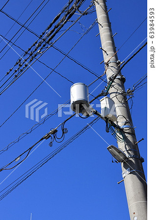 電柱に取り付けられた携帯基地局のアンテナの写真素材