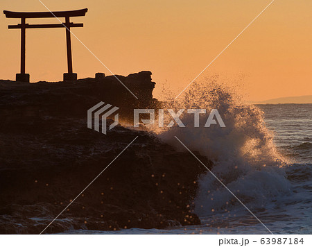 神々しい朝の海 神々しい朝の海 63987184