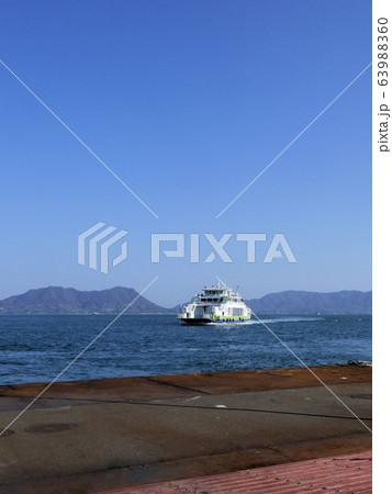 瀬戸内海の島を結ぶフェリー　（広島県竹原市大久野島） 63988360