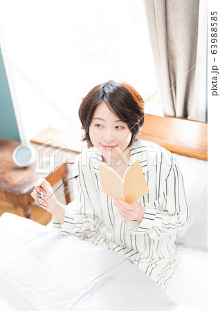 寝室 女性 ライフスタイル 寝室 女性 ライフスタイル 63988585