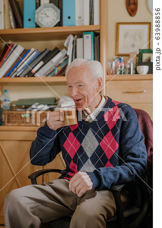 Old man drinking coffee at home 63988856