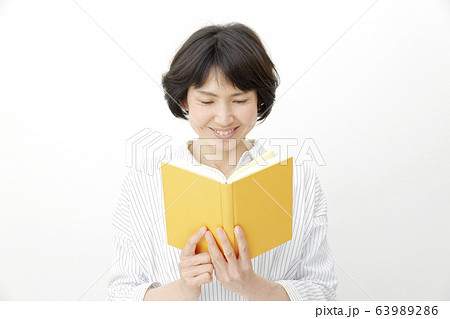 女性　ミドルエイジ  63989286