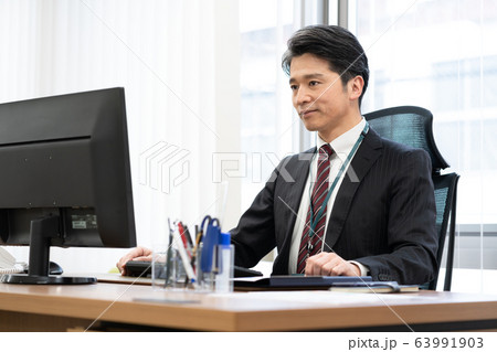 オフィスで部下に話をする部長 オフィスで部下に話をする部長 63991903