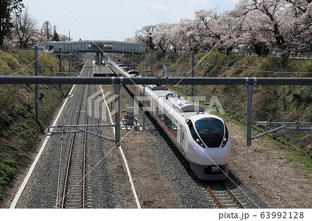 復興した常磐線夜ノ森駅と運行再開した特急電車 復興した常磐線夜ノ森駅と運行再開した特急電車 63992128