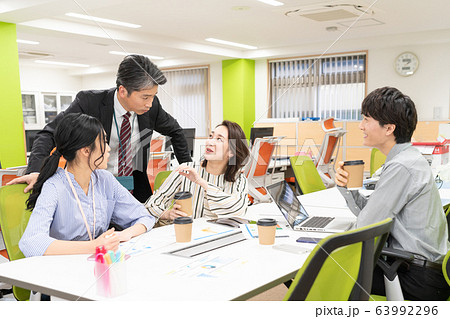 オフィスで会議をする4人 63992296