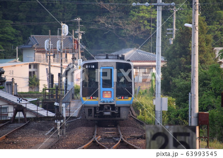 駅を発つ 63993545