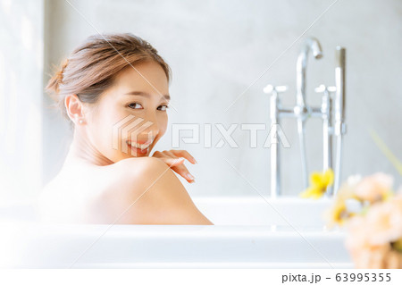 女性　大人　美人　バスタイム　お風呂　リラックス　幸せ 63995355