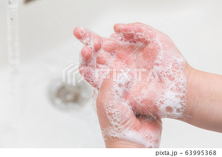手を洗う子供 63995368