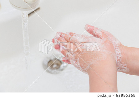 手を洗う子供 63995369