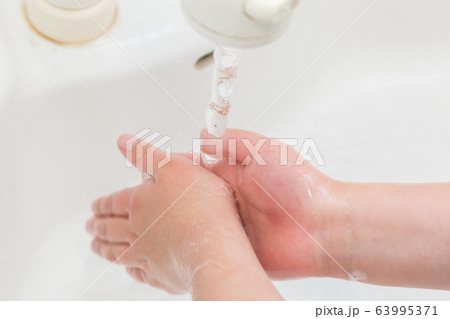 手を洗う子供 手を洗う子供 63995371