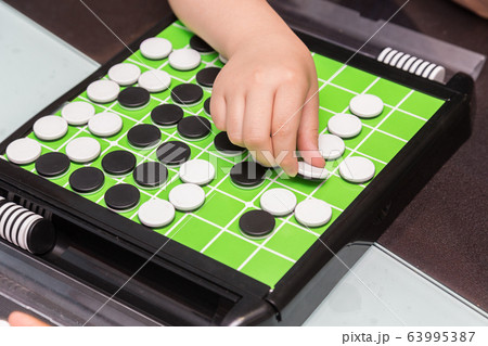 オセロをする子供 63995387