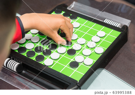 オセロをする子供 オセロをする子供 63995388