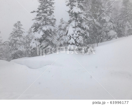 大雪の降った日の福島県の裏磐梯のグランデコスキーリゾート 大雪の降った日の福島県の裏磐梯のグランデコスキーリゾート 63996177