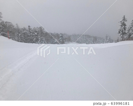 大雪の降った日の福島県の裏磐梯のグランデコスキーリゾート 大雪の降った日の福島県の裏磐梯のグランデコスキーリゾート 63996181
