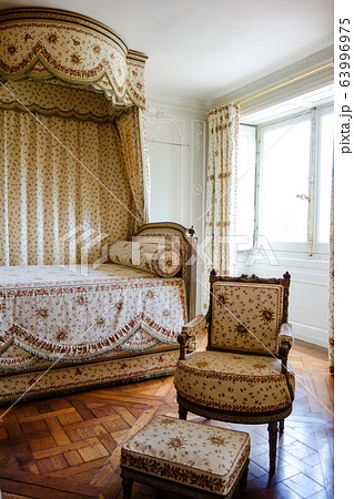 マリーアントワネットの寝室のベッドと椅子 ベルサイユ宮殿にての写真素材