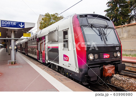 ベルサイユ宮殿の駅と二階建ての電車 ベルサイユ宮殿の駅と二階建ての電車 63996980