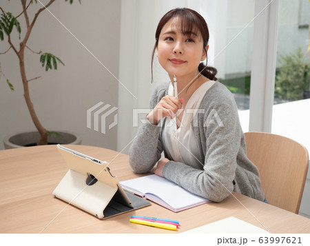 働き方改革 若い女性 働き方改革 若い女性 63997621