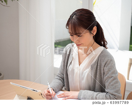 学び　若い女性 63997789